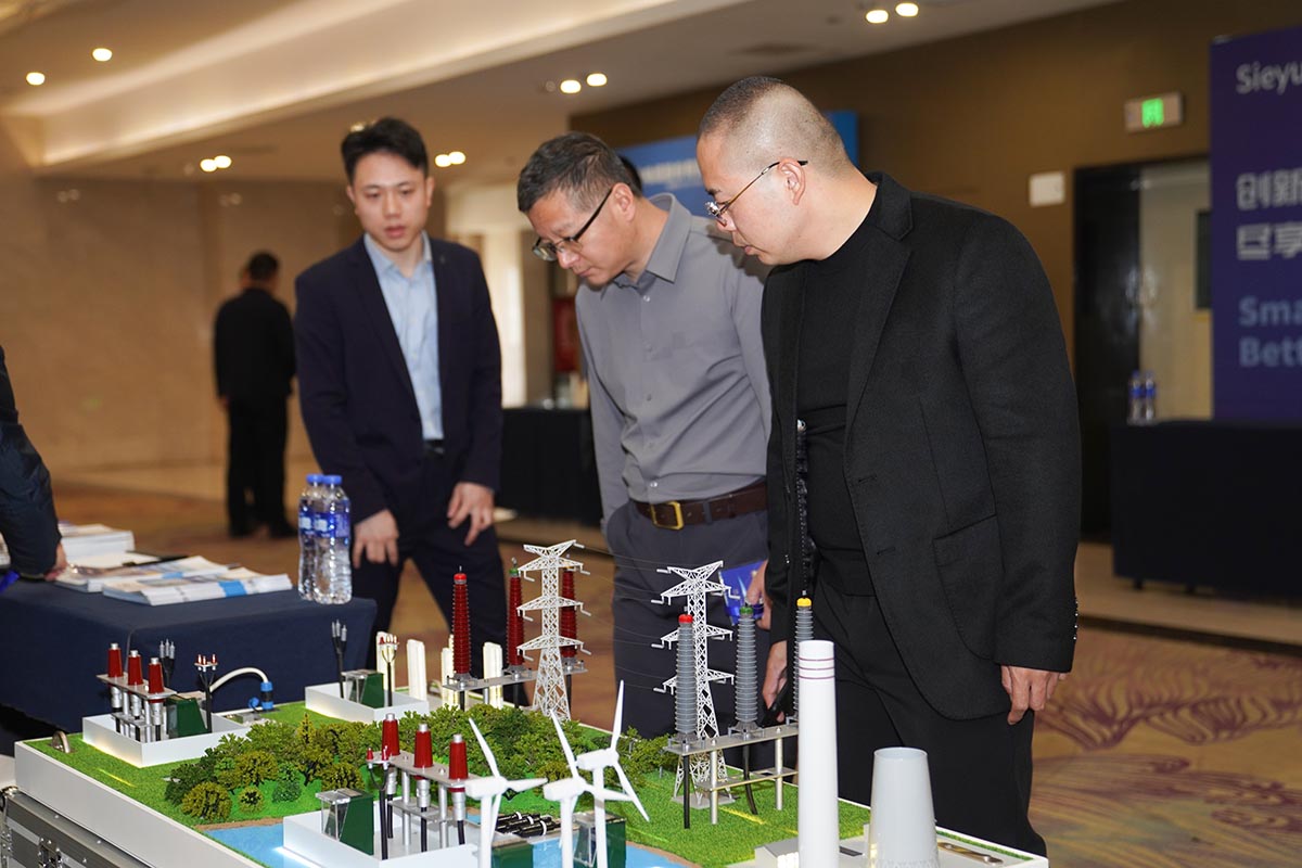 银河集团GALAXY智能助力城市电网高质量发展 亮相城市电网技术创新会议参观产品模型图
