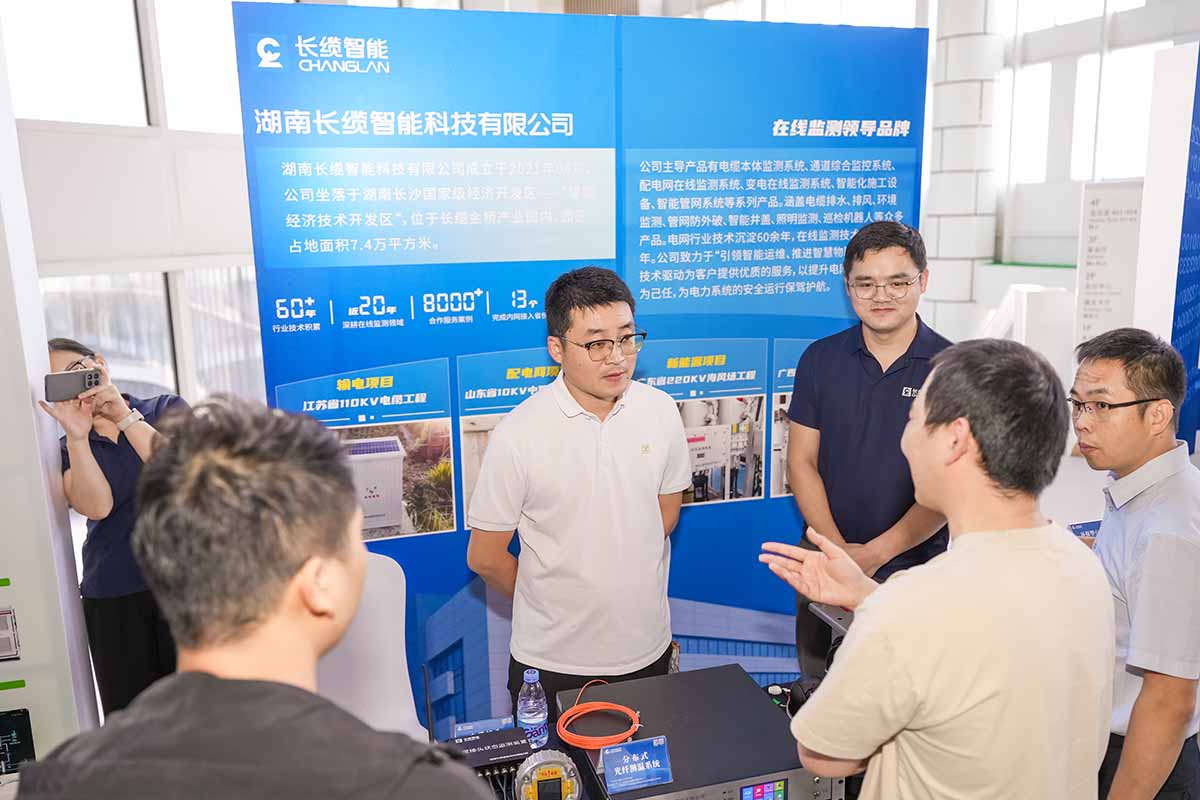 数字赋能石化电缆运维，银河集团GALAXY智能青岛展会获瞩目-向参访人员群详细讲解