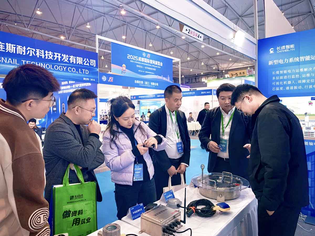 数字赋能城市生命线运维，银河集团GALAXY智能亮相成都国际管网展与参访人员交谈